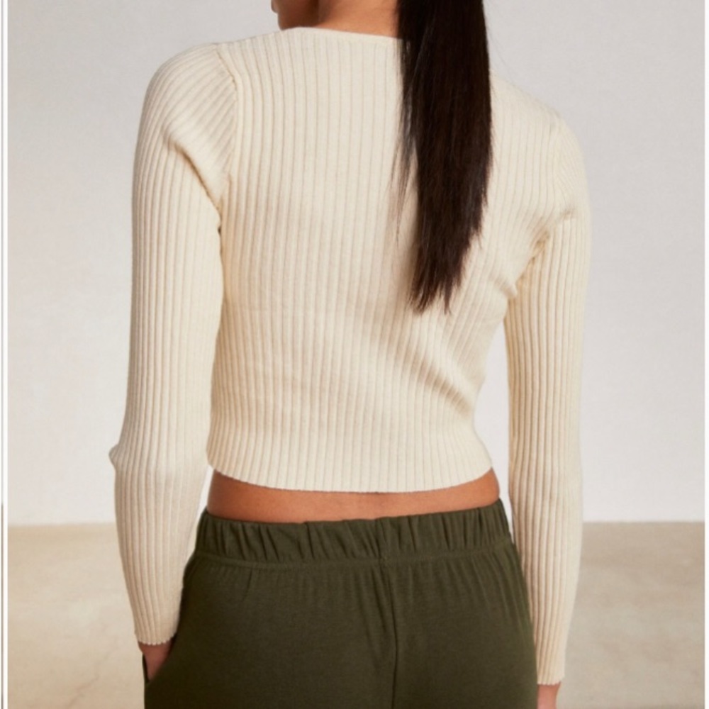 NEW notch collar plunge crop sweater - Picture 7 of 13